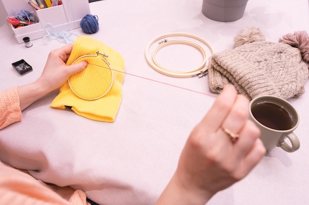 kursantka haftująca